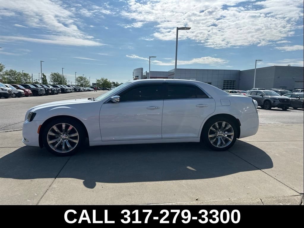 Used 2018 Chrysler 300 Touring w/ Chrome Appearance Package RWD image 6