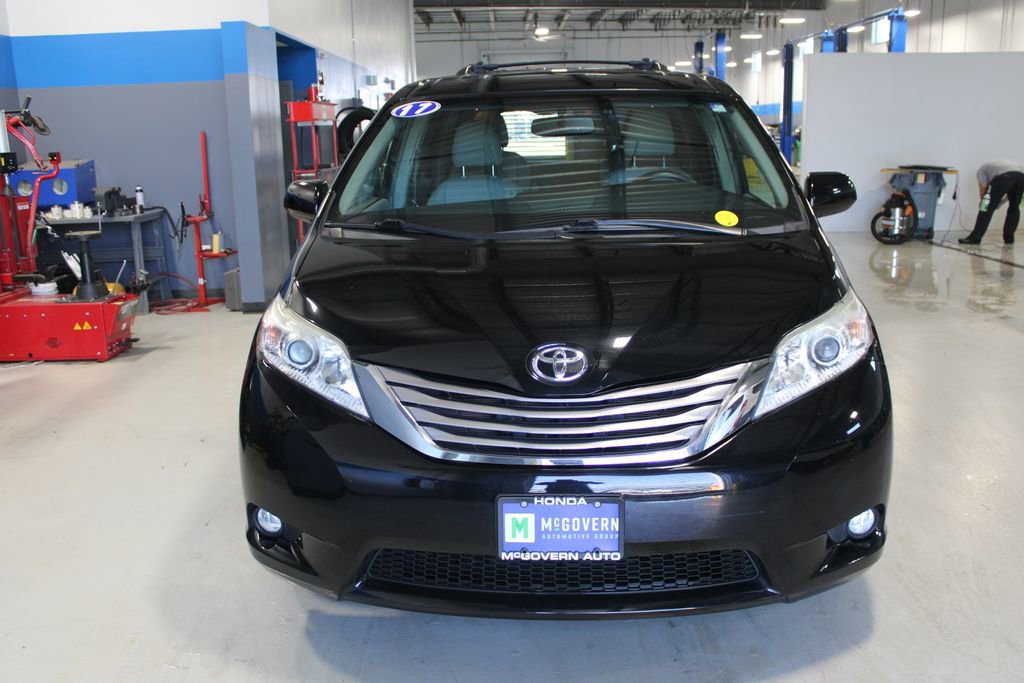 Used 2017 Toyota Sienna XLE Premium image 3