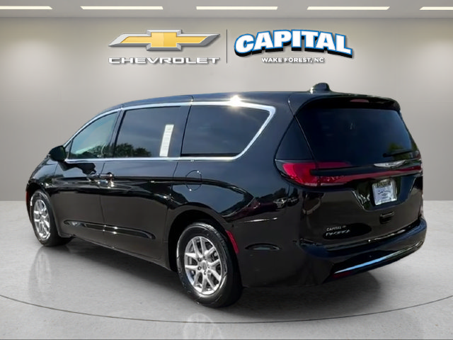 Used 2025 Chrysler Pacifica Select FWD image 3