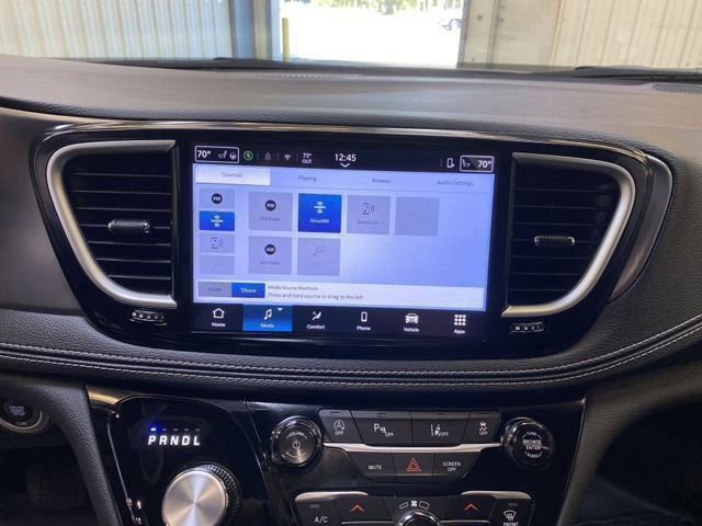 Used 2026 Chrysler Pacifica Select image 40