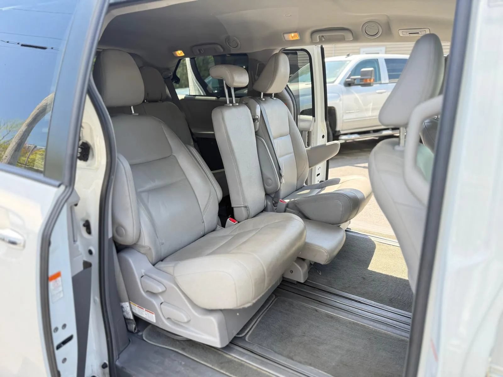 Used 2019 Toyota Sienna XLE w/ XLE Navigation Package FWD image 25