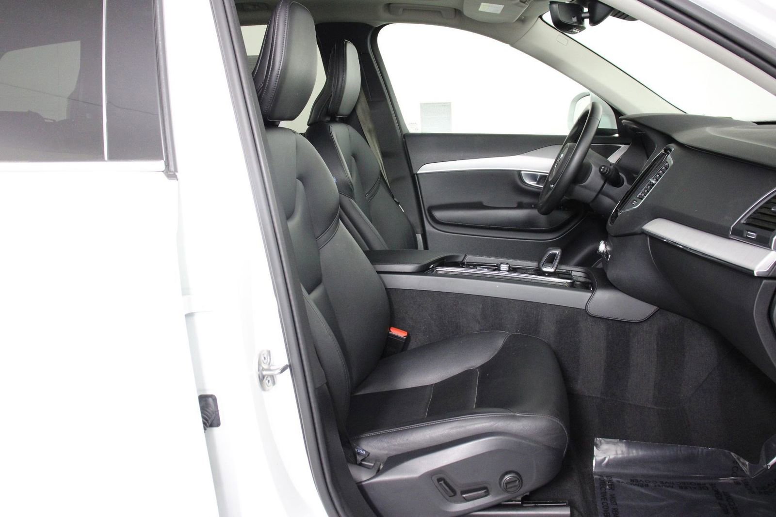 Certified 2024 Volvo XC90 B5 Core w/ Protection Package Premier image 29