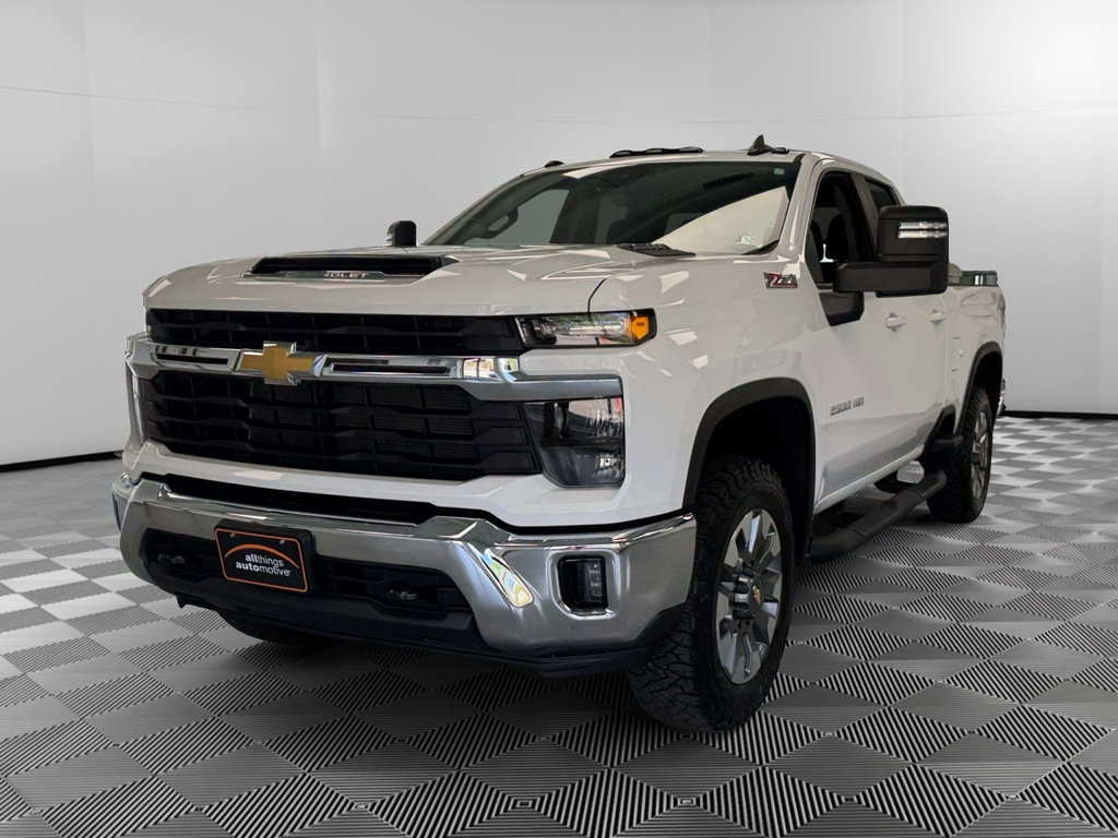 Used 2025 Chevrolet Silverado 2500 LT w/ Convenience Package AWD/4WD image 4