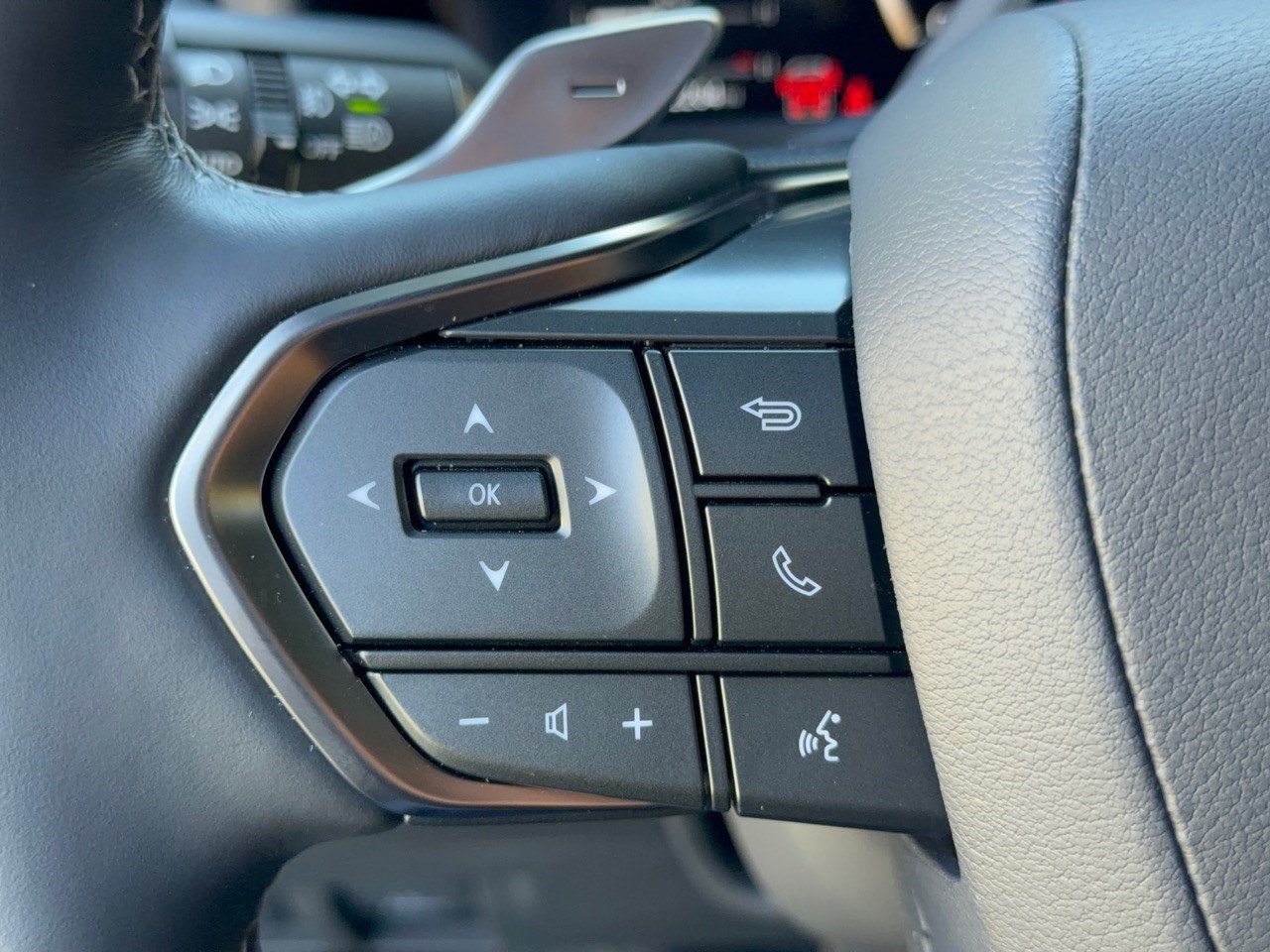 Certified 2025 Lexus LX 600 4WD w/ Appearance Package image 19