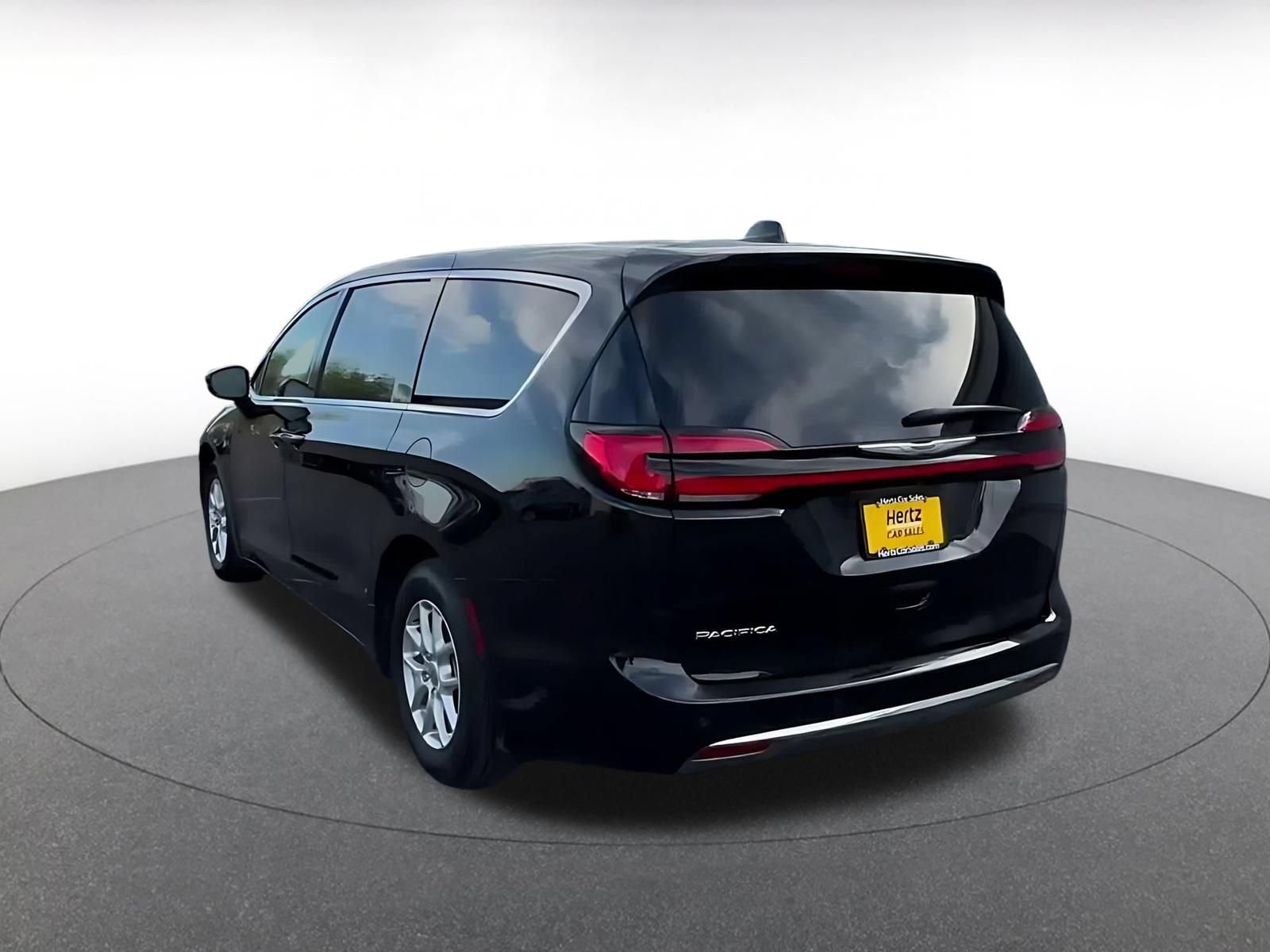 Used 2025 Chrysler Pacifica Select FWD image 10