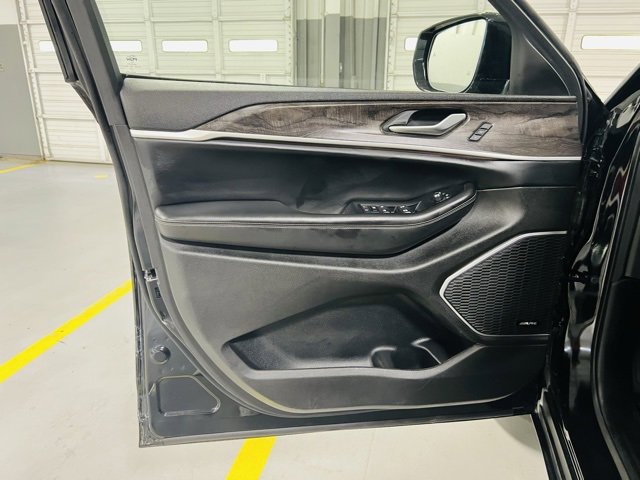 Used 2023 Jeep Grand Cherokee 4WD 4xe w/ Luxury Tech Group II image 27