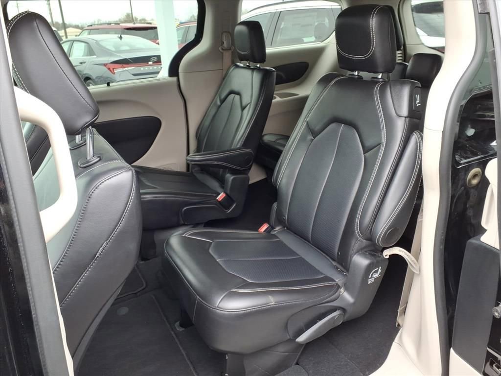 Used 2024 Chrysler Pacifica Touring-L image 5