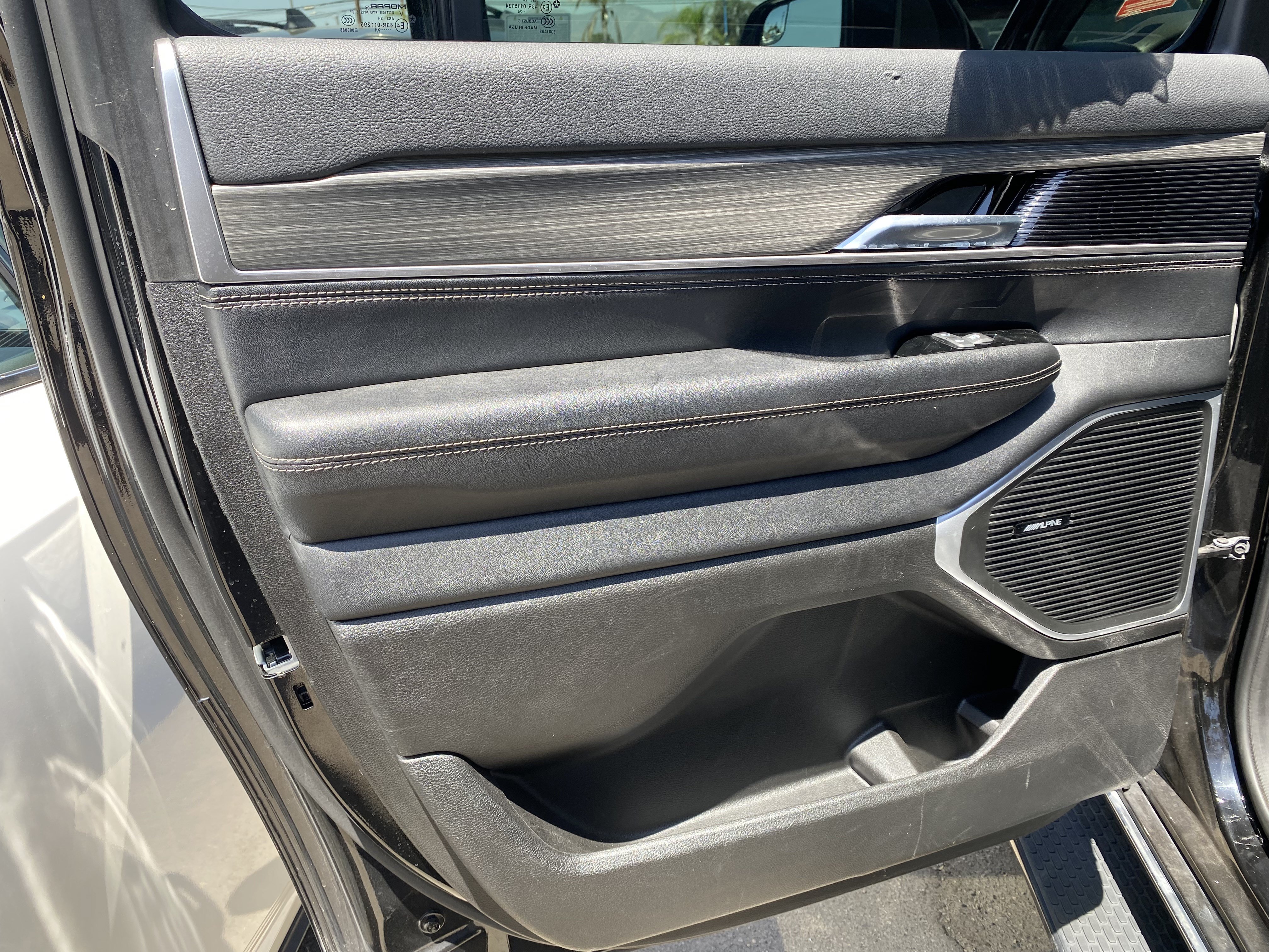 Used 2024 Jeep Wagoneer L Series II w/ Flexible Seating Group AWD/4WD image 17