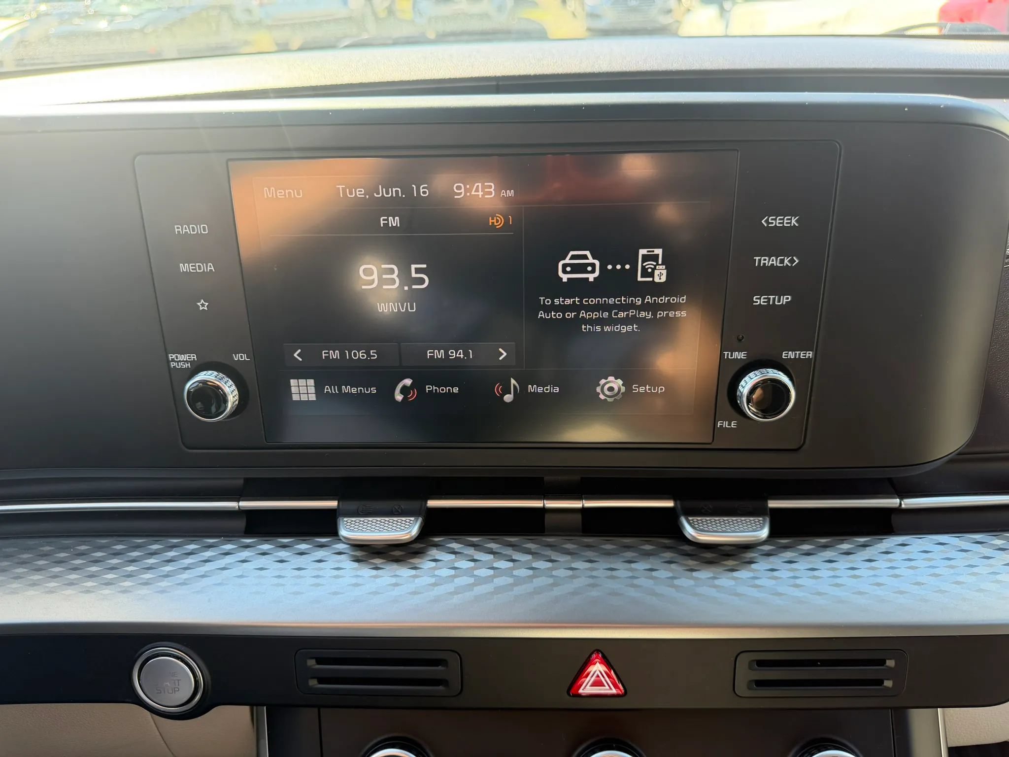 Used 2023 Kia Carnival LX FWD image 18