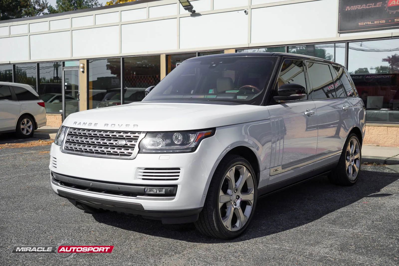 Used 2017 Land Rover Range Rover Long Wheelbase Supercharged image 3