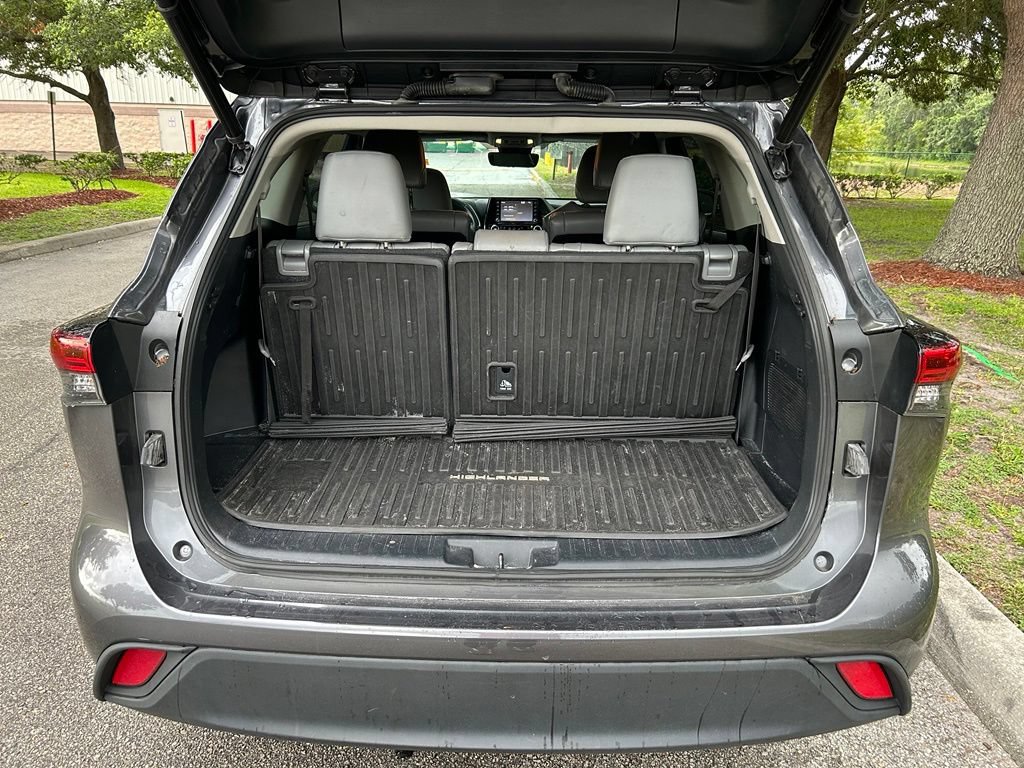 Used 2022 Toyota Highlander XLE AWD/4WD image 10