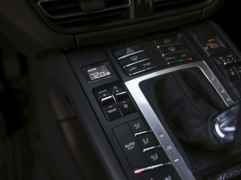 Certified 2021 Porsche Macan image 27