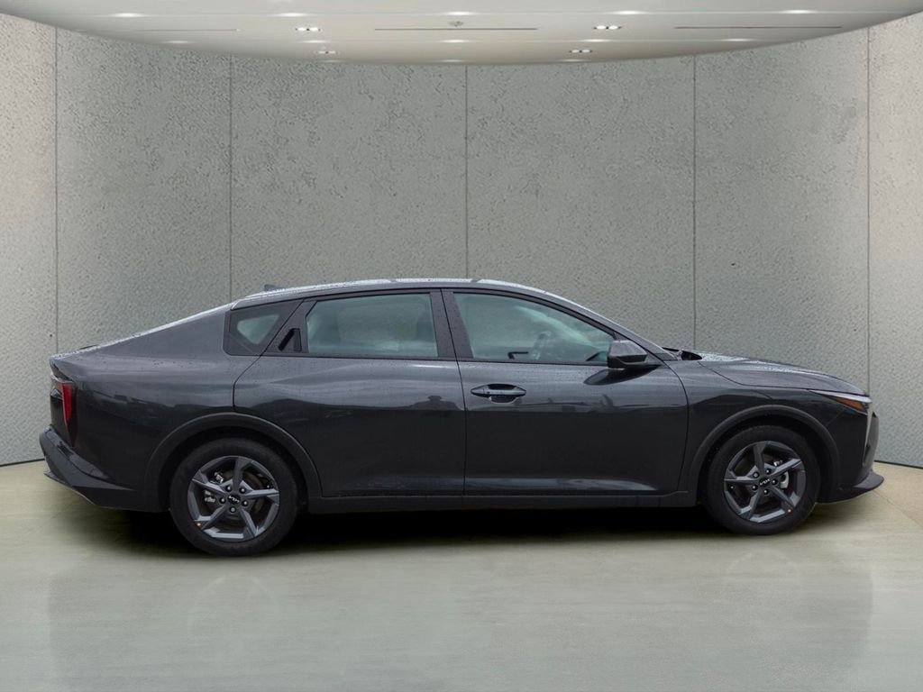 Used 2025 Kia K4 LXS image 2