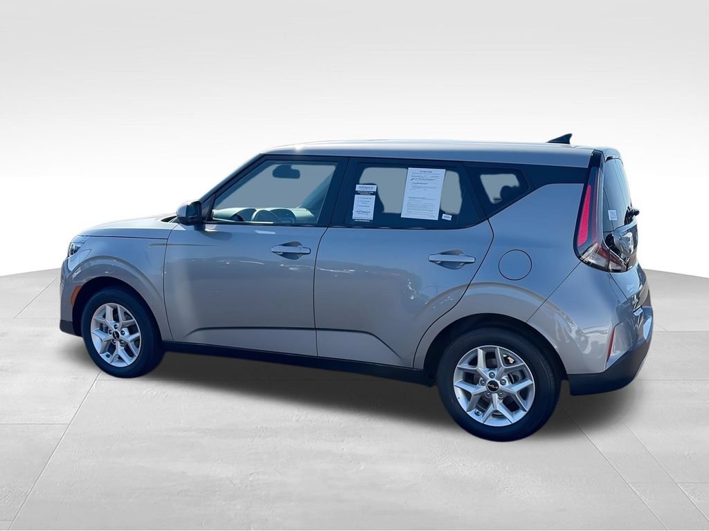 Used 2025 Kia Soul LX FWD image 7