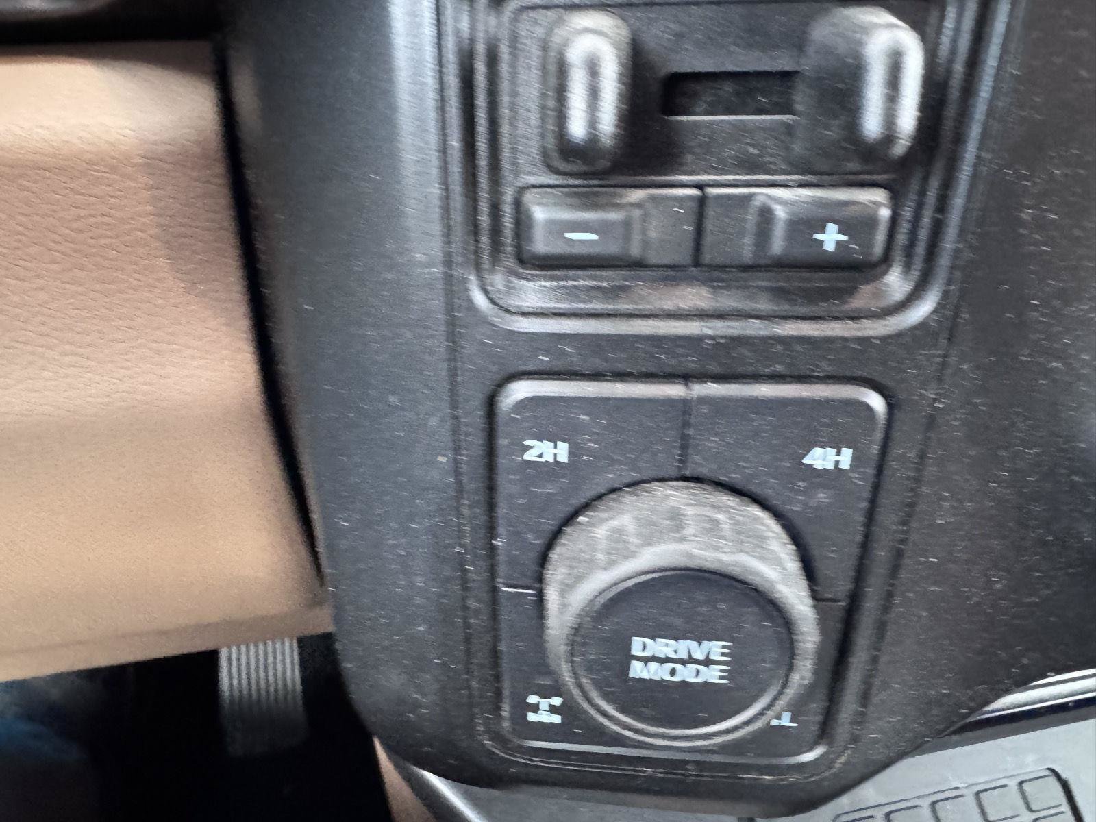 Used 2023 Ford F250 Lariat w/ Sport Appearance Package AWD/4WD image 17