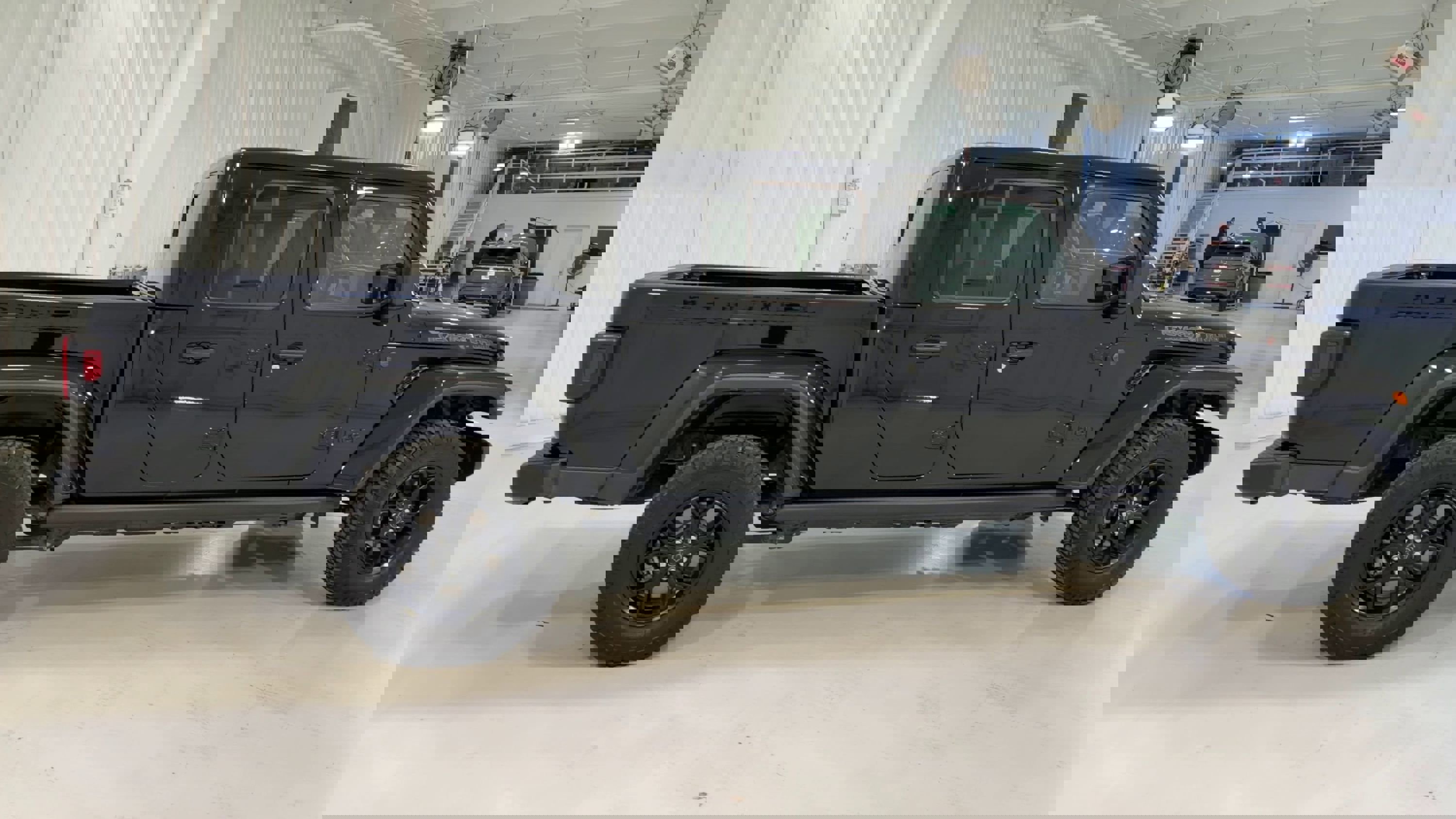 Used 2025 Jeep Gladiator Sport image 2