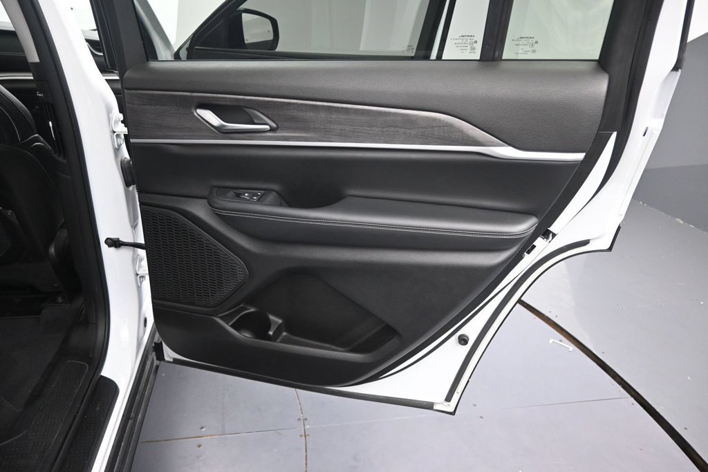 Used 2023 Jeep Grand Cherokee L Limited AWD/4WD image 23
