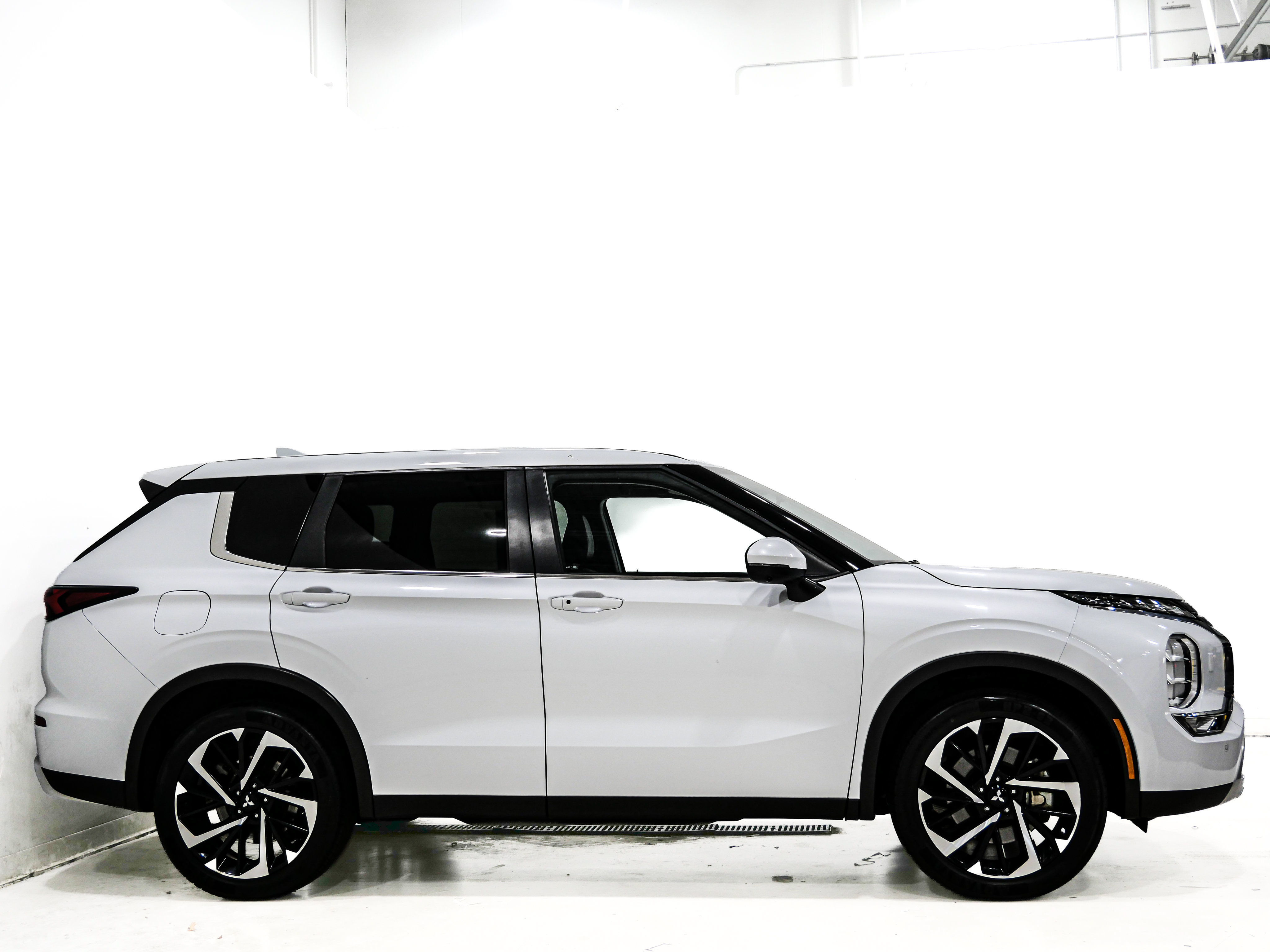 Used 2024 Mitsubishi Outlander AWD image 4