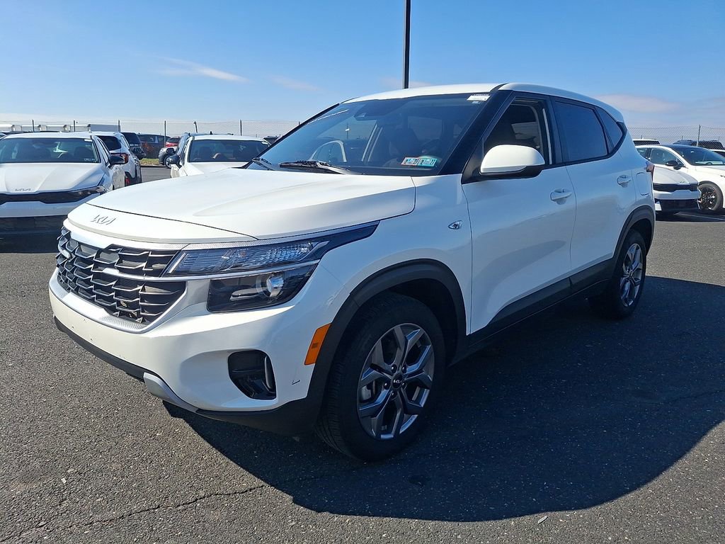 Certified 2025 Kia Seltos LX AWD/4WD image 3