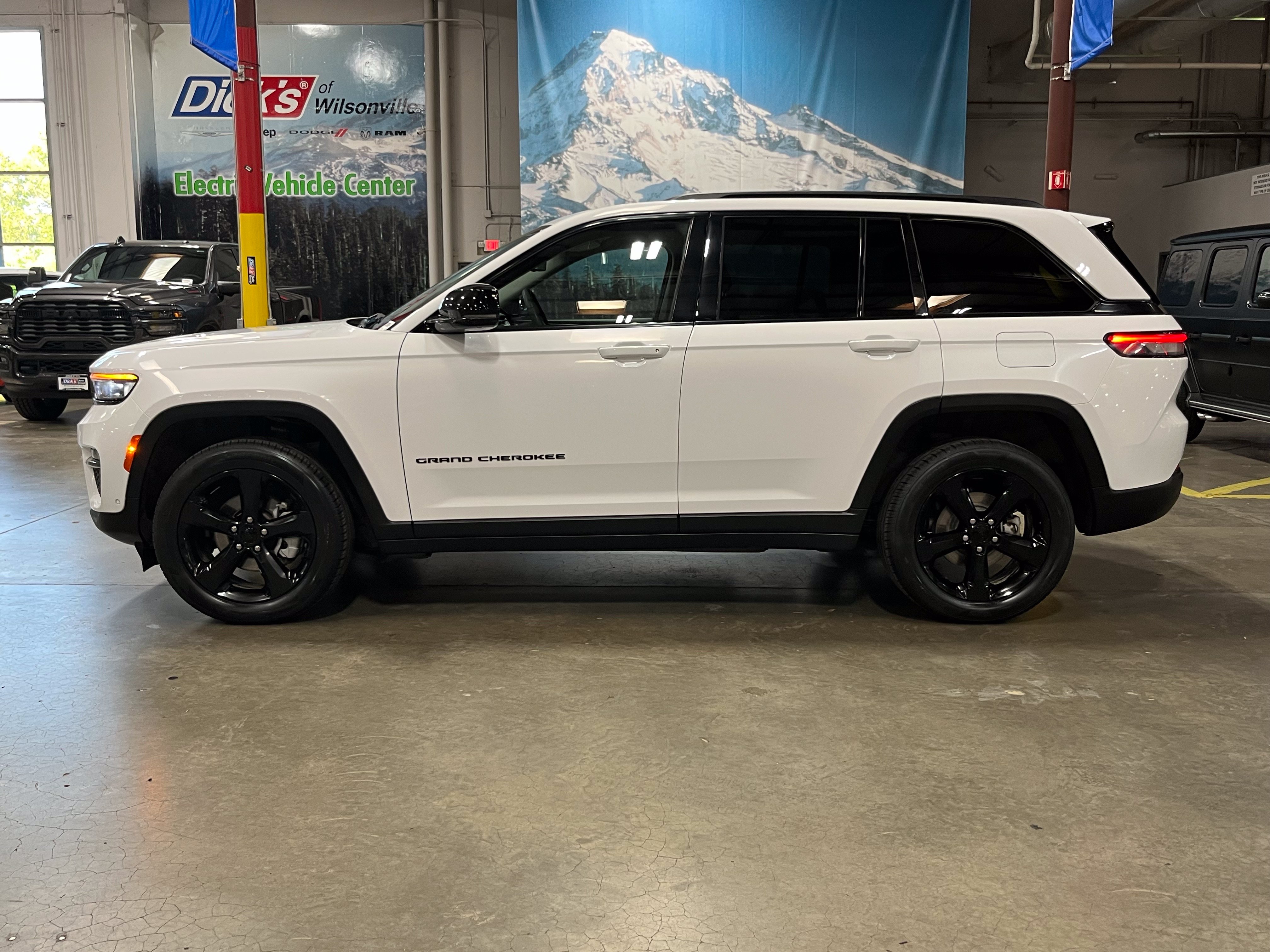 Used 2023 Jeep Grand Cherokee Limited w/ Luxury Tech Group II AWD/4WD image 2