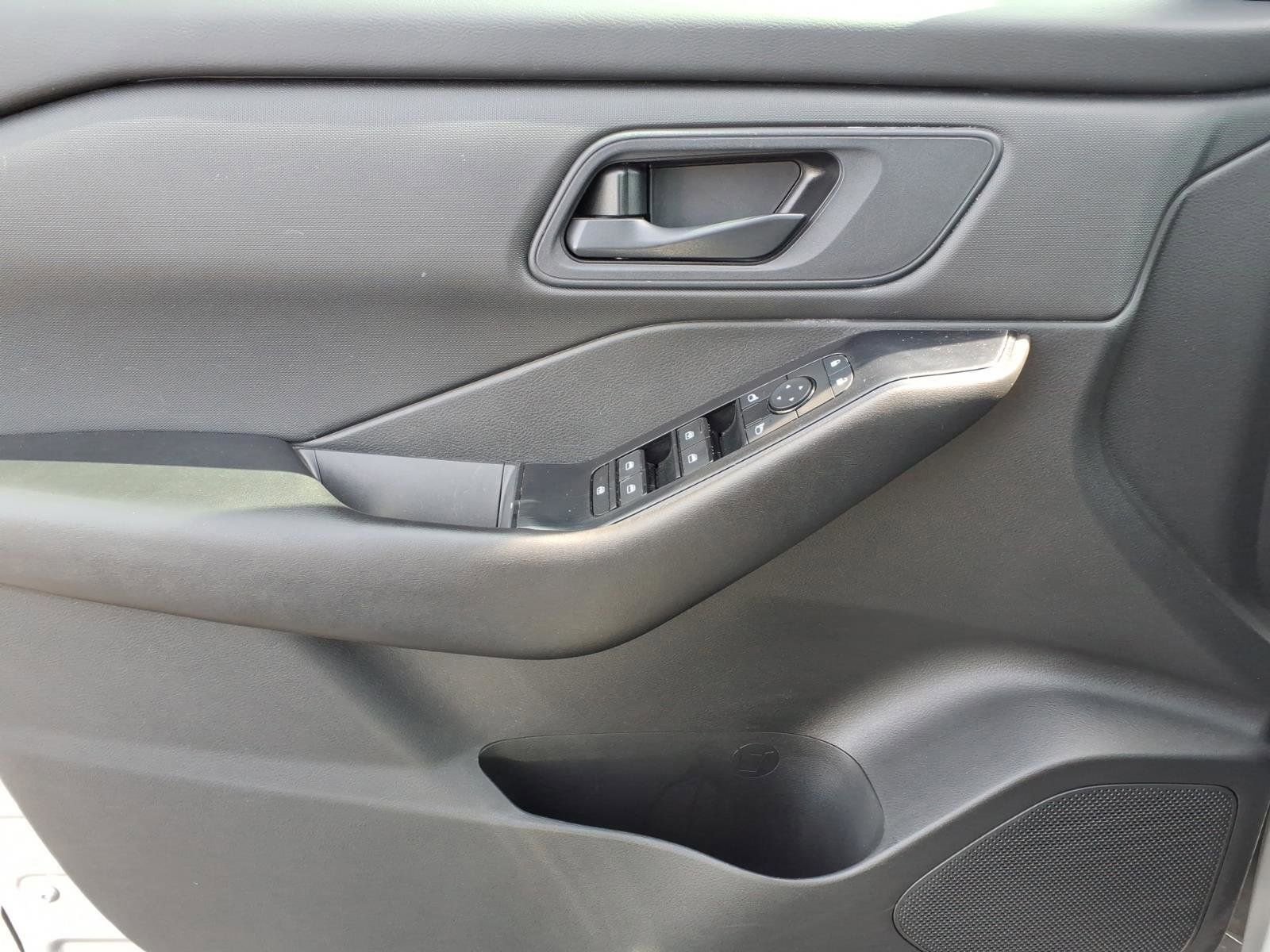 Used 2024 Nissan Rogue S FWD image 15