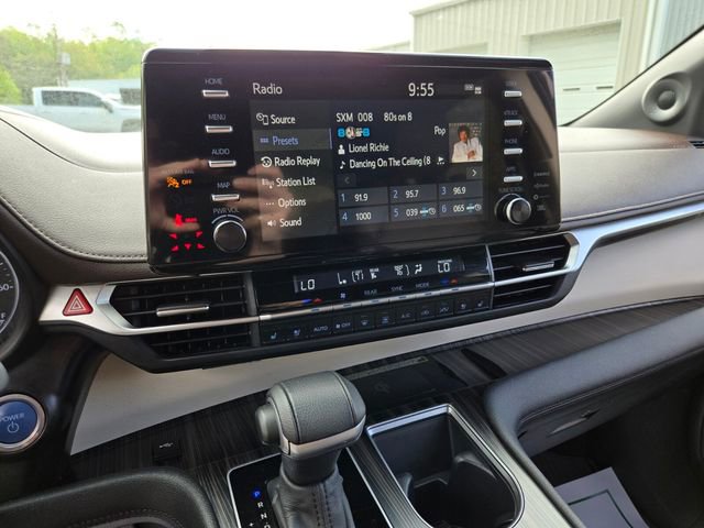 Used 2023 Toyota Sienna Platinum FWD image 24