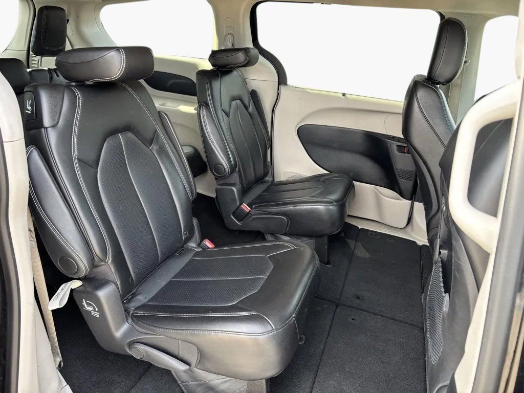 Used 2024 Chrysler Pacifica Touring-L image 23