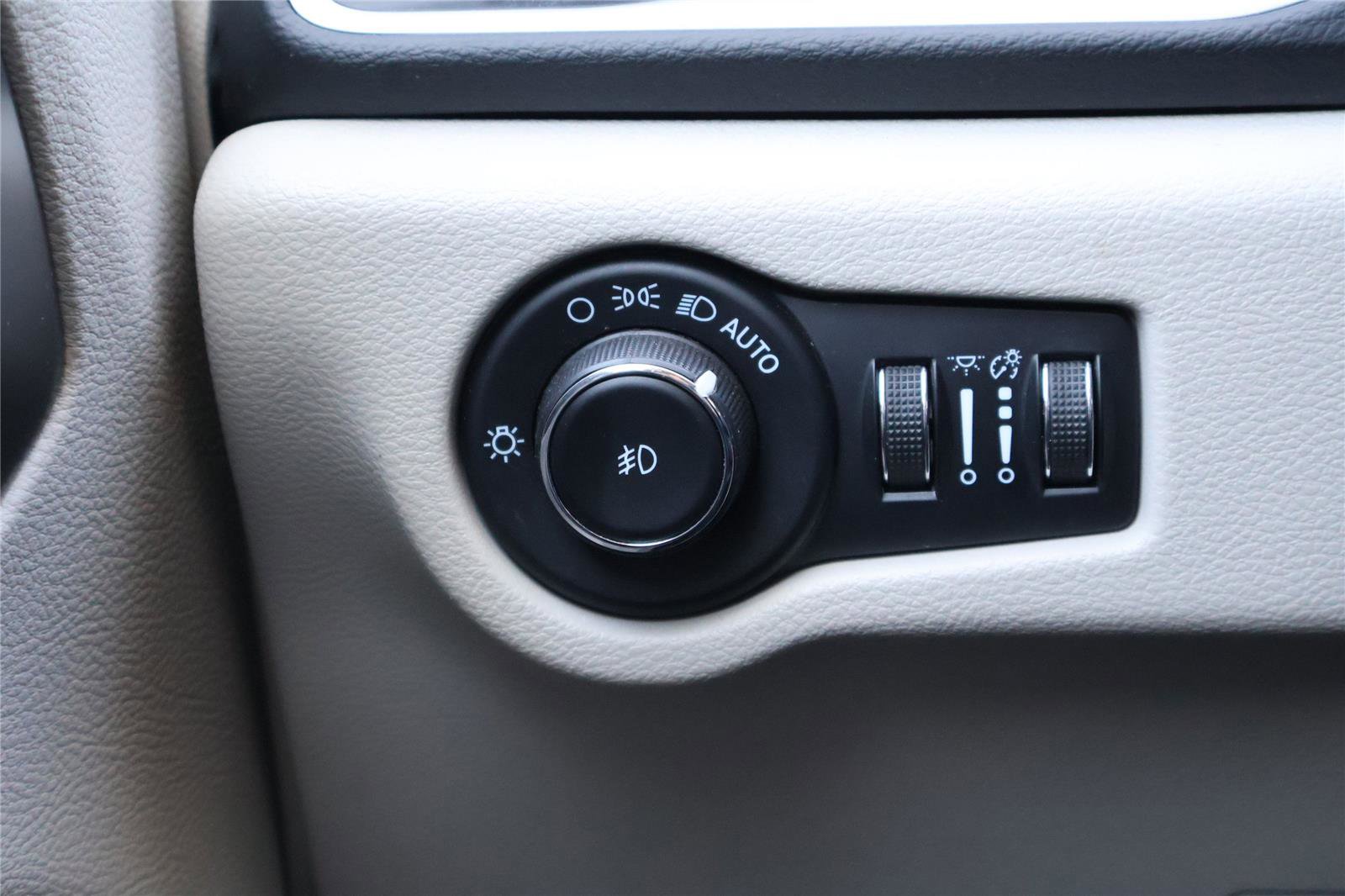 Used 2023 Chrysler Pacifica Touring-L image 18