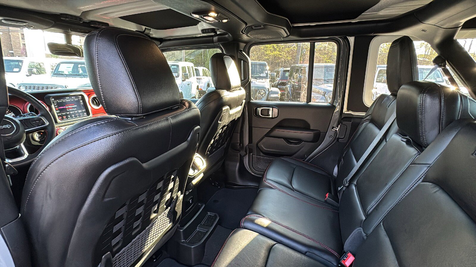 Certified 2022 Jeep Wrangler Unlimited Rubicon w/ Xtreme Recon 35" Tire Package AWD/4WD image 33