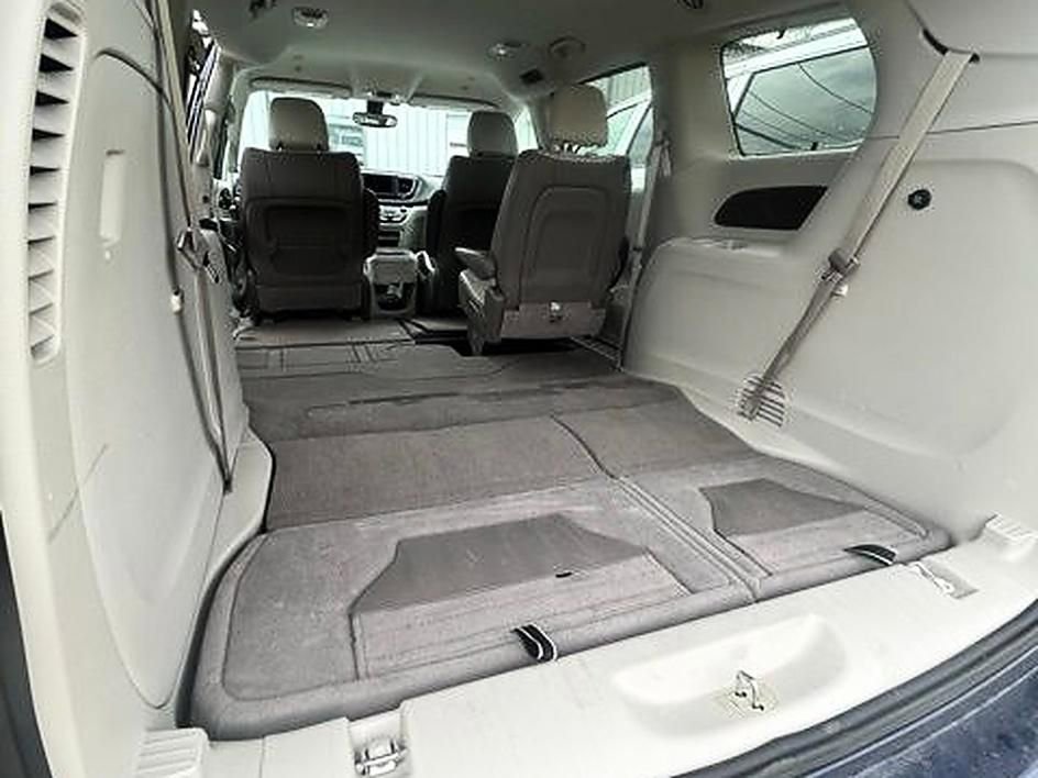 Used 2019 Chrysler Pacifica Touring-L image 9