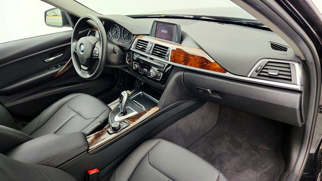 Used 2018 BMW 320i xDrive Sedan w/ Convenience Package AWD/4WD image 25