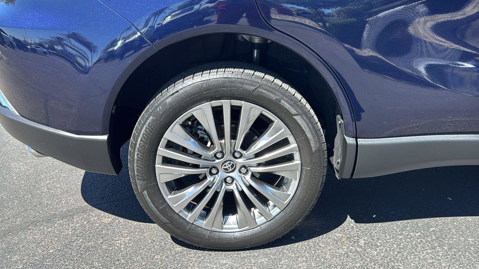 Used 2023 Toyota Venza XLE image 9