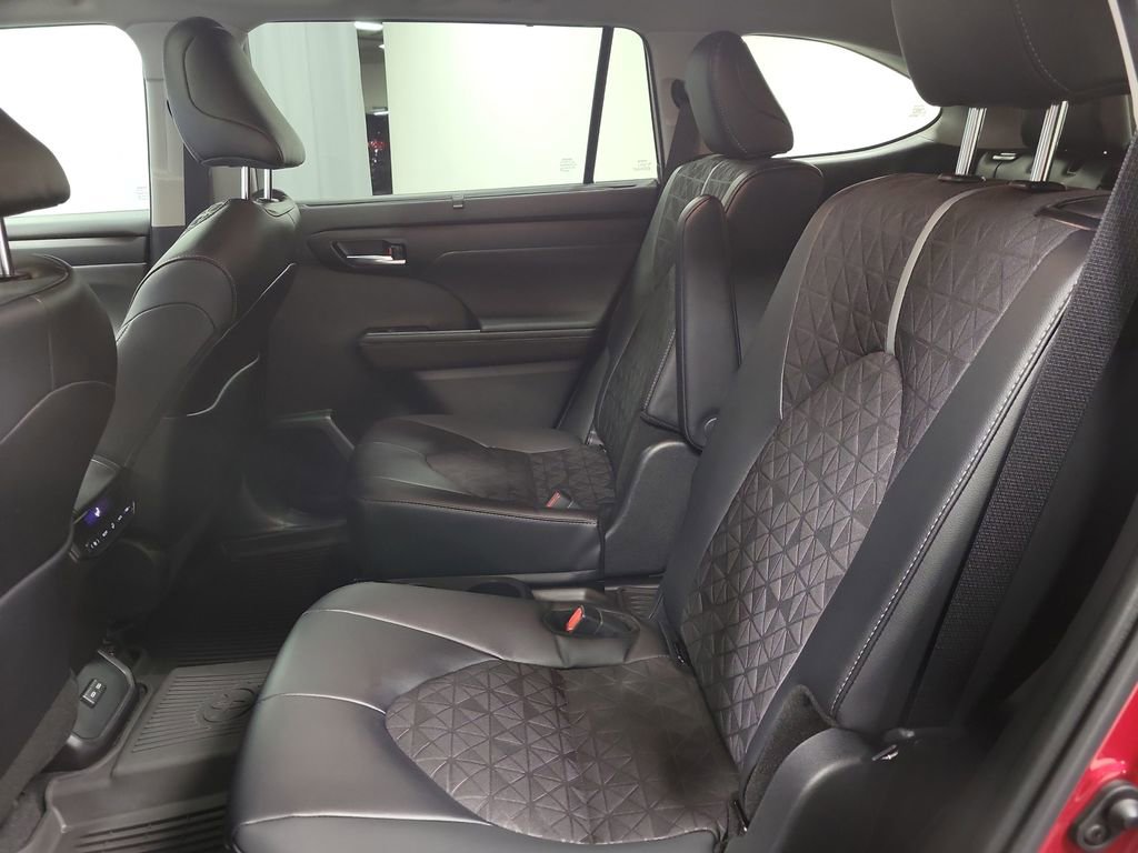 Used 2025 Toyota Highlander XLE image 21