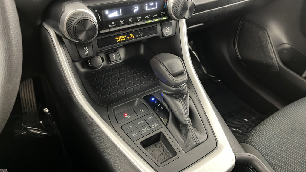 Used 2020 Toyota RAV4 LE w/ All Weather Liner Package AWD/4WD image 29