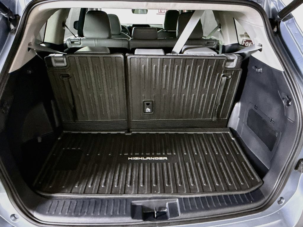 Used 2023 Toyota Highlander XLE AWD/4WD image 28