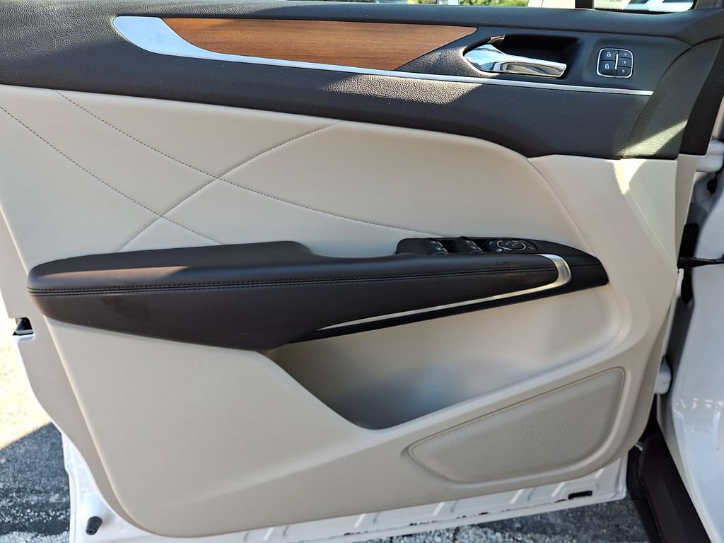 Used 2019 Lincoln MKC Select w/ Select Plus Package AWD/4WD image 13