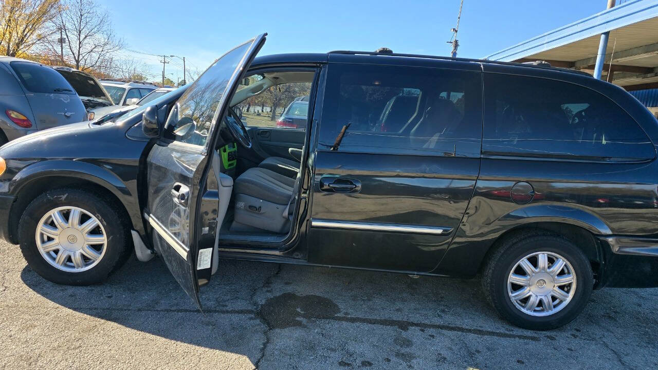 Used 2007 Chrysler Town & Country Touring image 3