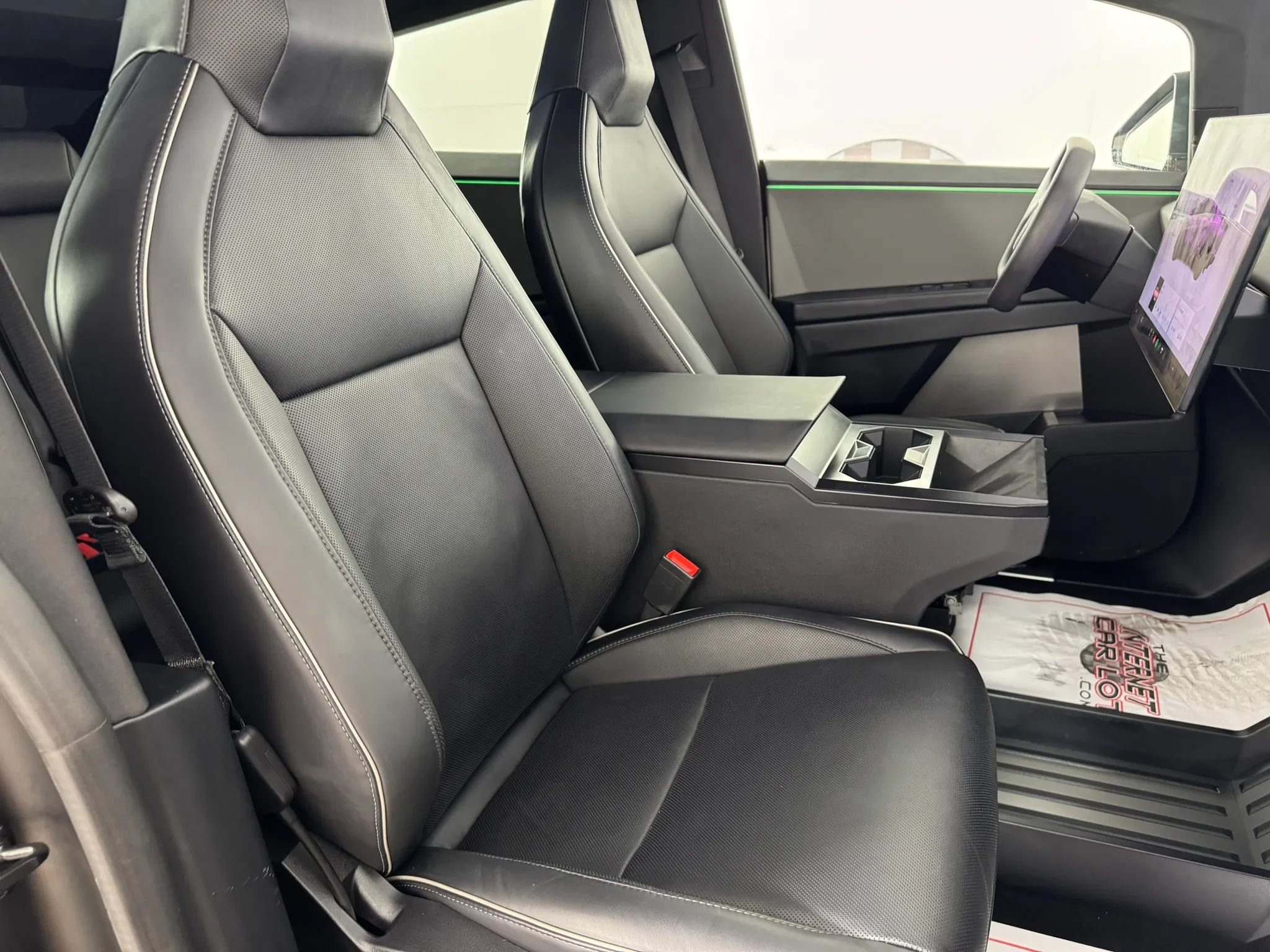 Used 2024 Tesla Cybertruck AWD Crew Cab image 32