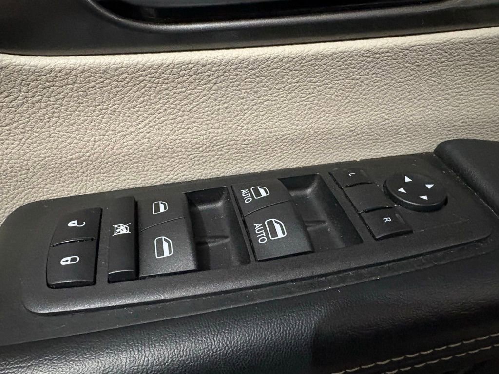Used 2023 Chrysler Pacifica Touring-L image 18