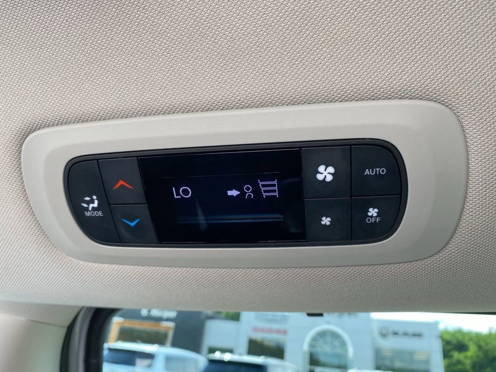 Used 2023 Chrysler Pacifica Touring-L image 19