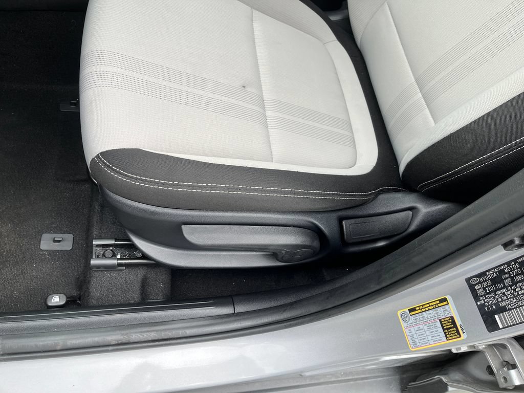 Used 2025 Hyundai Venue SEL FWD image 14