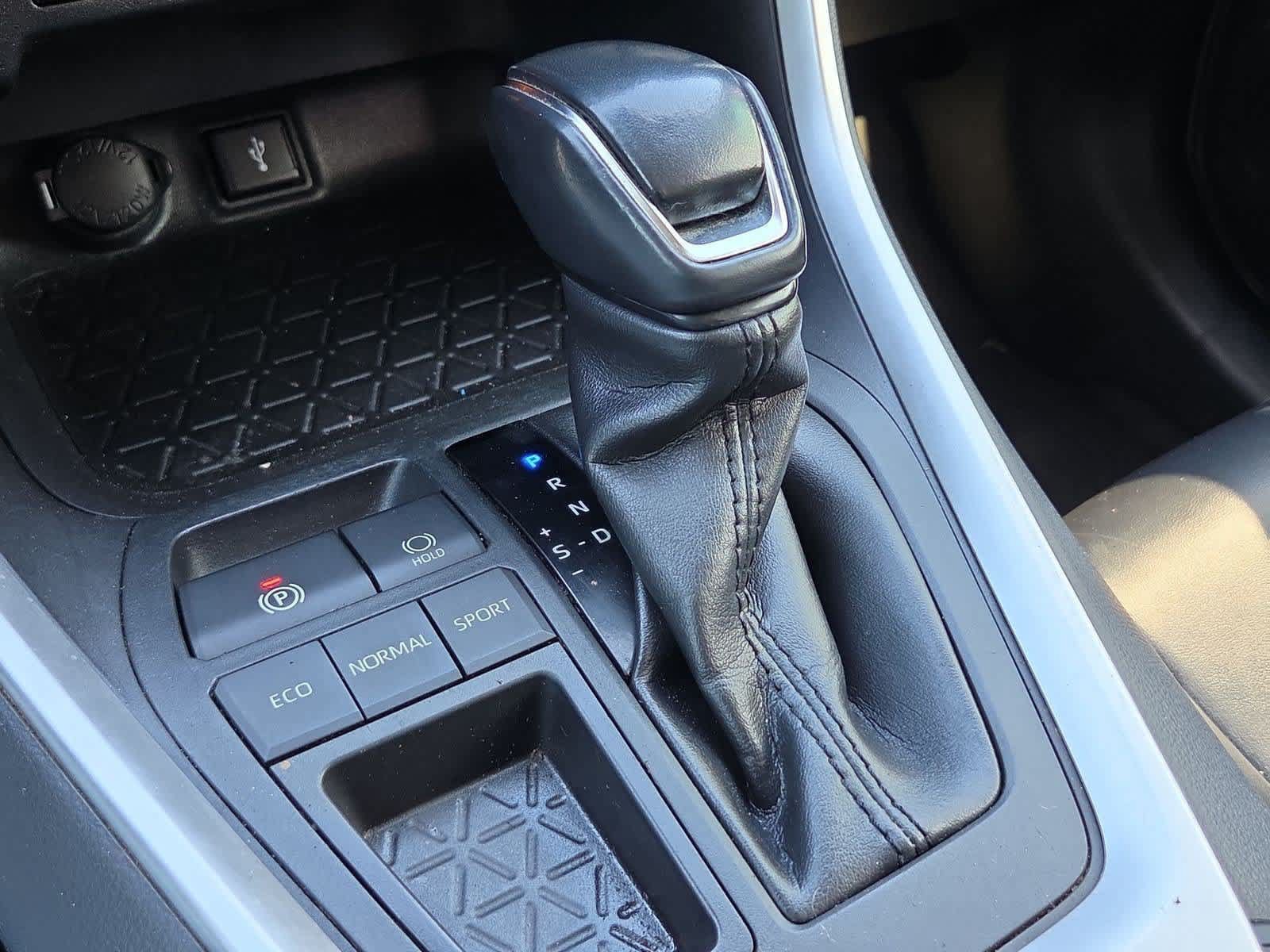 Used 2020 Toyota RAV4 XLE Premium FWD image 30