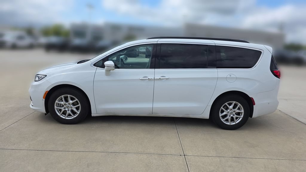 Used 2022 Chrysler Pacifica Touring-L w/ Uconnect Theater Family Group FWD image 2