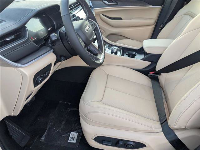 New 2025 Jeep Grand Cherokee Limited w/ Luxury Tech Group II image 4