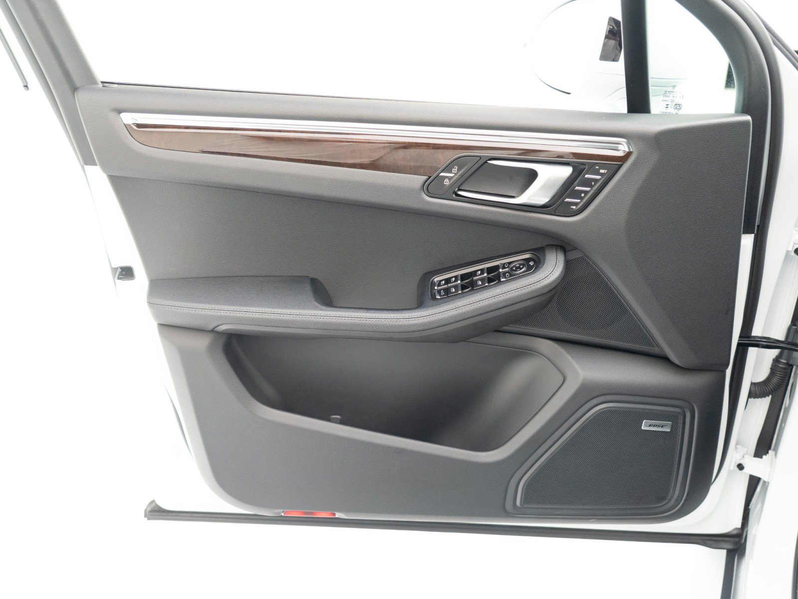 Certified 2025 Porsche Macan AWD/4WD image 20
