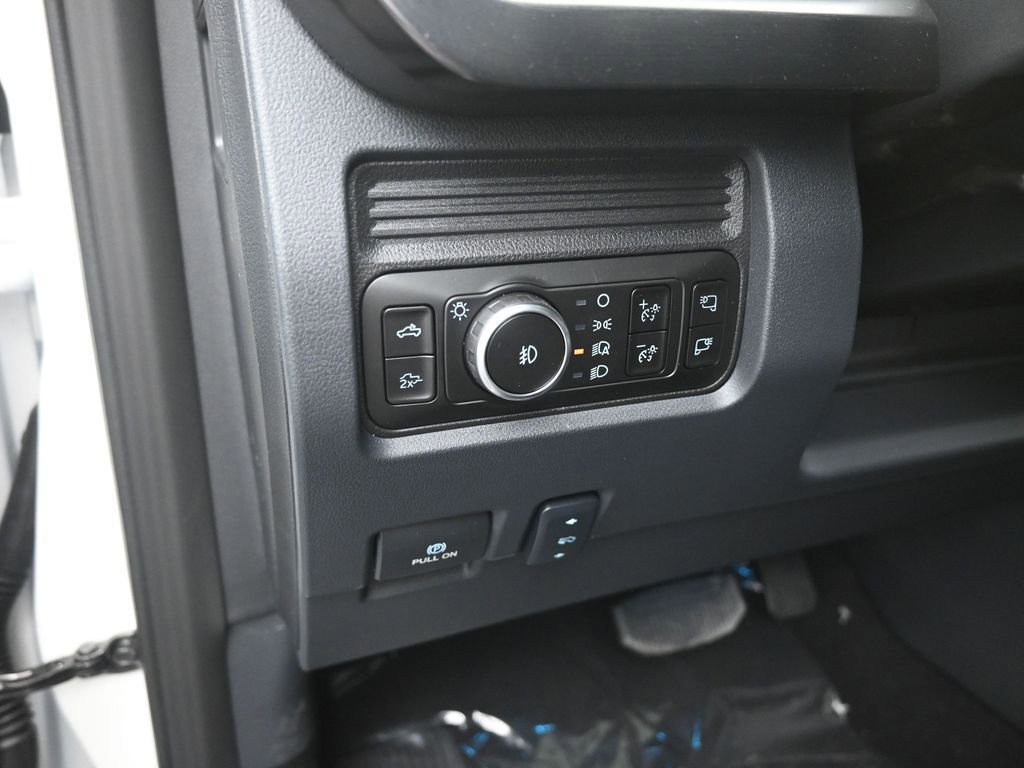 New 2026 Ford F250 Lariat w/ Black Appearance Package image 13