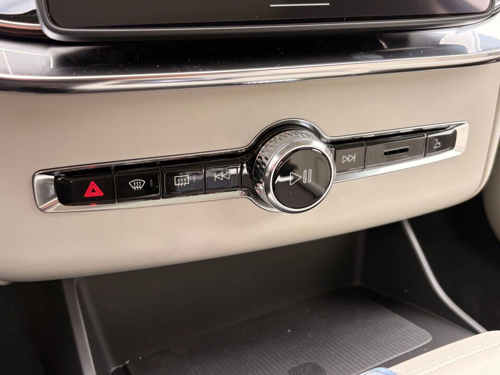 New 2026 Volvo XC90 B6 Ultra w/ Protection Package image 18