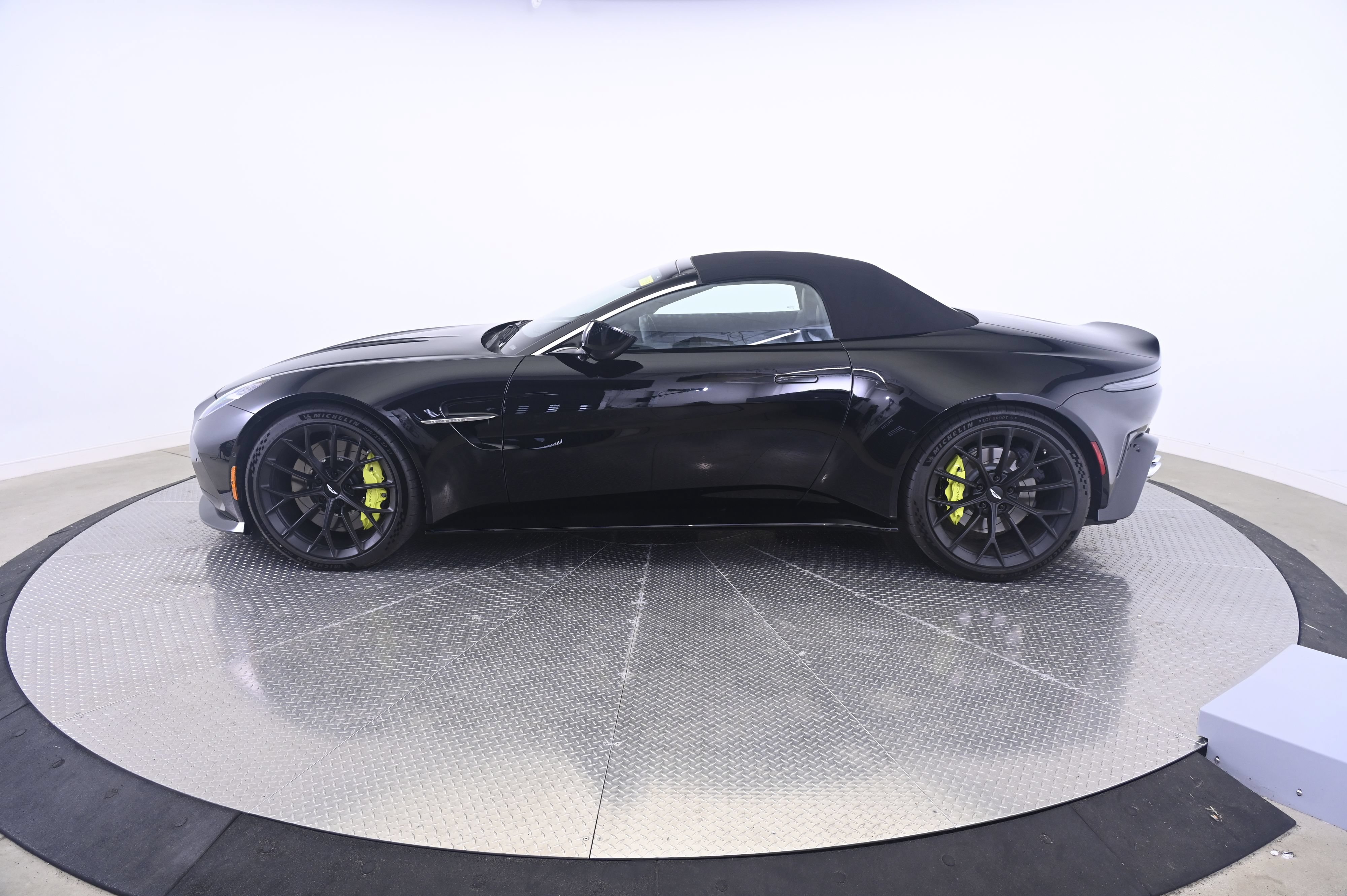 Used 2026 Aston Martin V8 Vantage Coupe RWD image 12