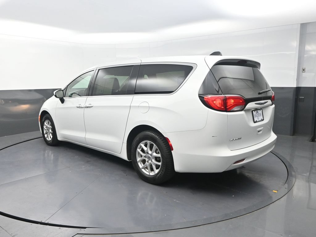 Used 2022 Chrysler Voyager LX FWD image 8