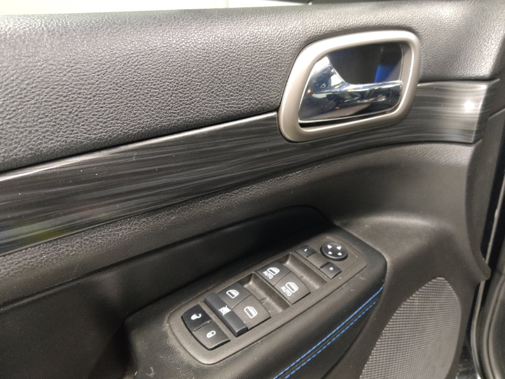 Used 2019 Jeep Grand Cherokee Laredo AWD/4WD image 27